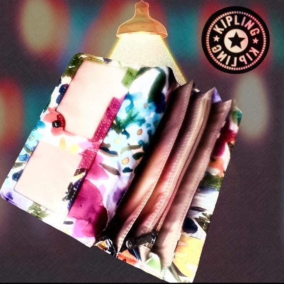 Kipling Wallet Tri-fold Floral print
Snap & Zipper pockets - Picture 3 of 4